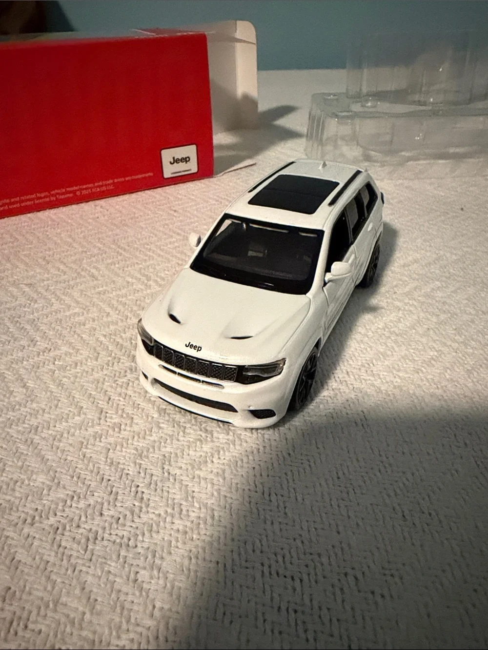 Jeep grand Cherokee Trailhawk White Die-Cast SUV new inbox
